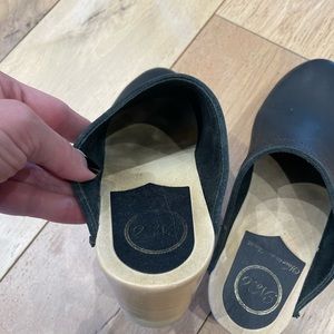 Clogs, leather, good condition, perfect with jeans or skirt or leggings!